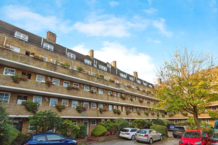 2 Bedroom Flat For Sale In Vicarage Crescent, Battterea, London, SW11