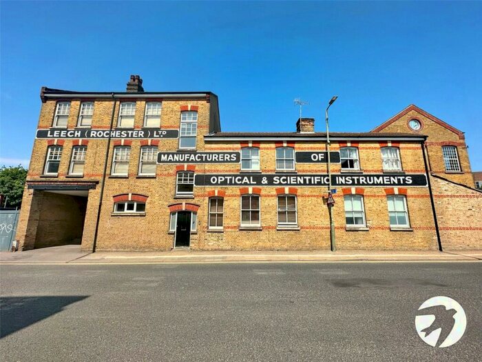 2 Bedroom Maisonette To Rent In High Street, Rochester, Kent, ME1