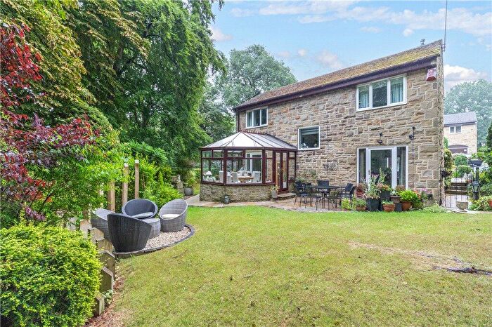 3 Bedroom Link Detached House For Sale In East Causeway Crescent, Leeds, West Yorkshire, LS16