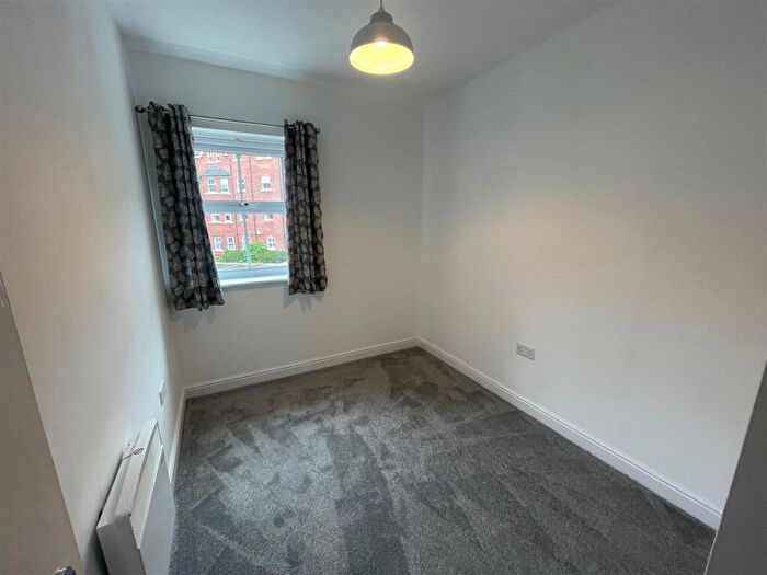 2 Bedroom Flat To Rent In Bickerton Court, Spital, CH63