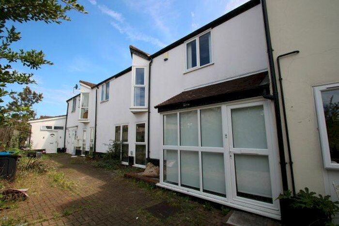 2 Bedroom Property To Rent In Dennett Road, Croydon, CR0