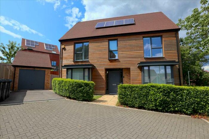 4 Bedroom Detached House To Rent In Cane Hill Park, CR5