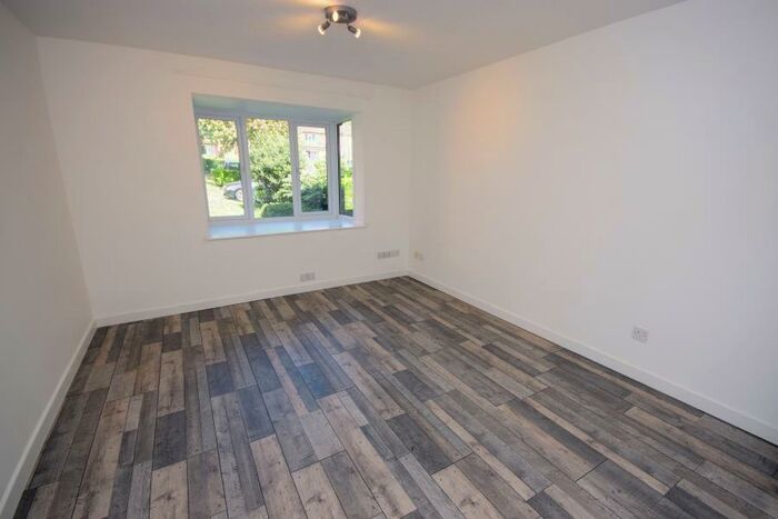 Flat To Rent In Greenway Close, New Southgate, N11