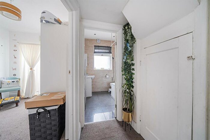 3 Bedroom Bungalow For Sale In Kinloch Drive, London, NW9