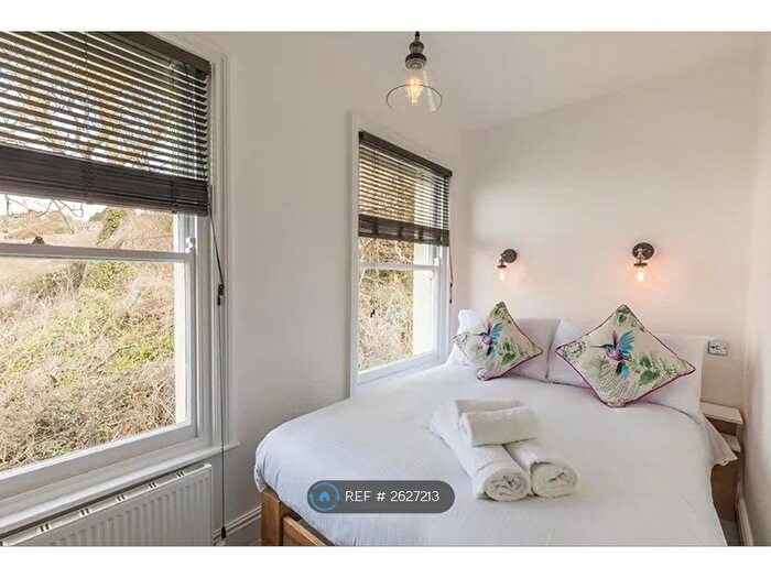 3 Bedroom Flat To Rent In Pier View, Totland Bay, PO39