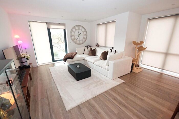 2 Bedroom Flat To Rent In The Droveway, Hove, East Sussex, BN3