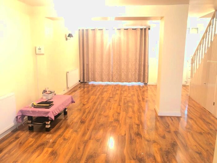 3 Bedroom Semi-Detached House To Rent In Oxford Ave, Harlington Hayes UB3