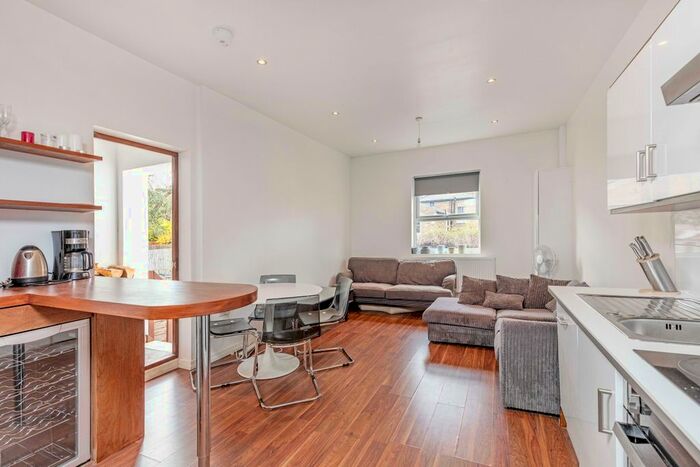 2 Bedroom Flat To Rent In Balham Grove, Balham, London, SW12