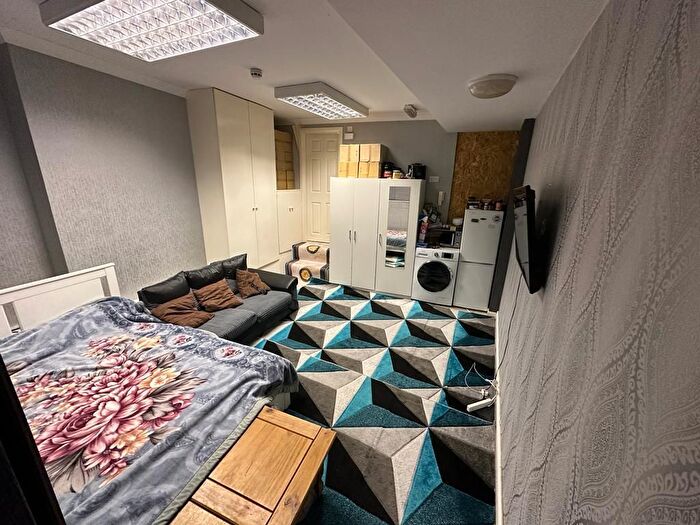 Studio To Rent In North End Road, Golders Green, London, NW11