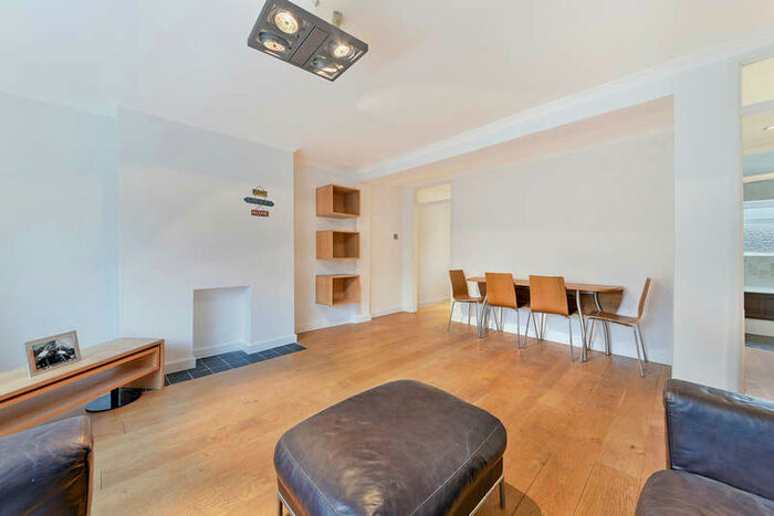 2 Bedroom Maisonette Flat To Rent In Dolphin Close, Surbiton, KT6