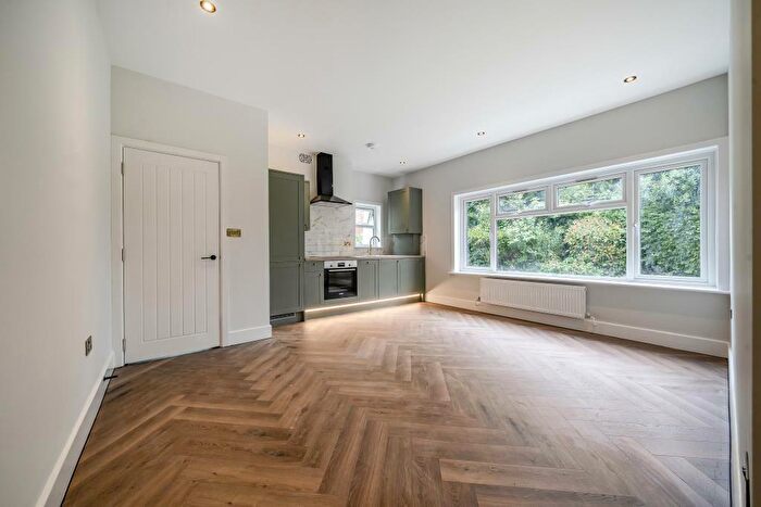 2 Bedroom Apartment To Rent In Wokingham, Berkshire, RG40