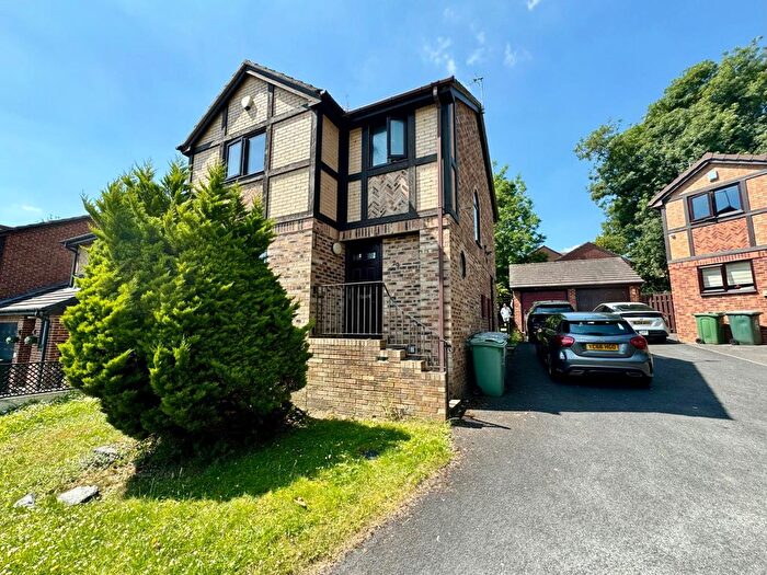 3 Bedroom Detached House For Sale In Aspen Grove, Dewsbury, West Yorkshire, WF13