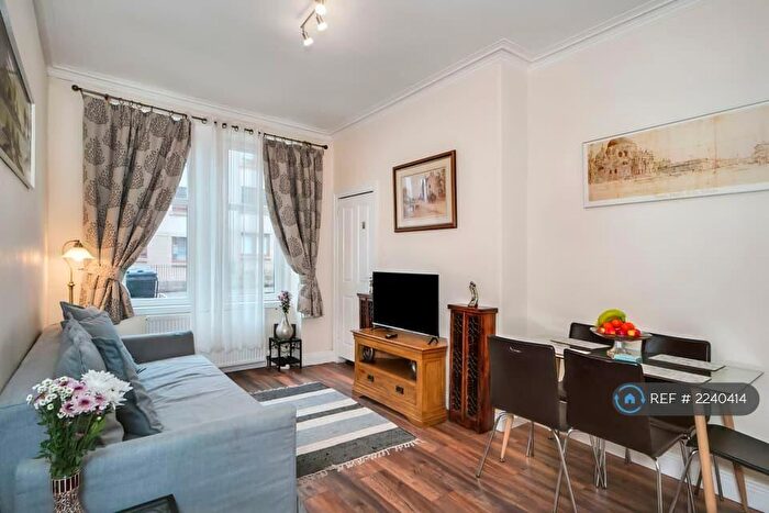 2 Bedroom Flat To Rent In Piersfield Grove, Edinburgh, EH8