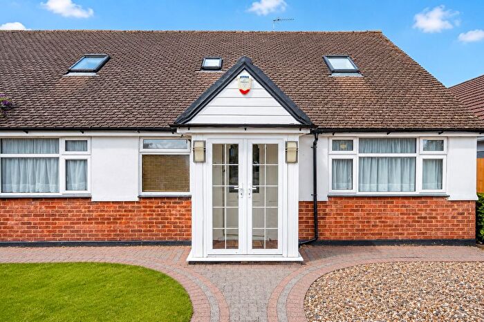 4 Bedroom Semi-Detached Bungalow For Sale In The Mall, Park Street, St. Albans, AL2