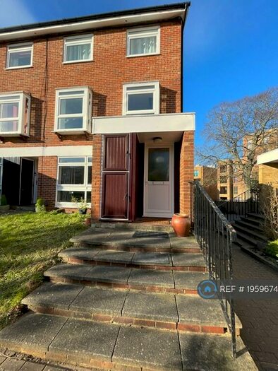 2 Bedroom Maisonette To Rent In Cotelands, East Croydon, CR0