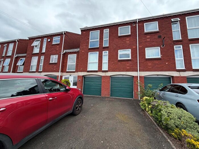 2 Bedroom Flat To Rent In Princess Crescent, Halesowen, West Midlands, B63