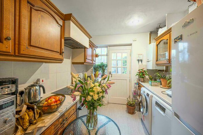 Apartment To Rent In Falloden Way, London, NW11