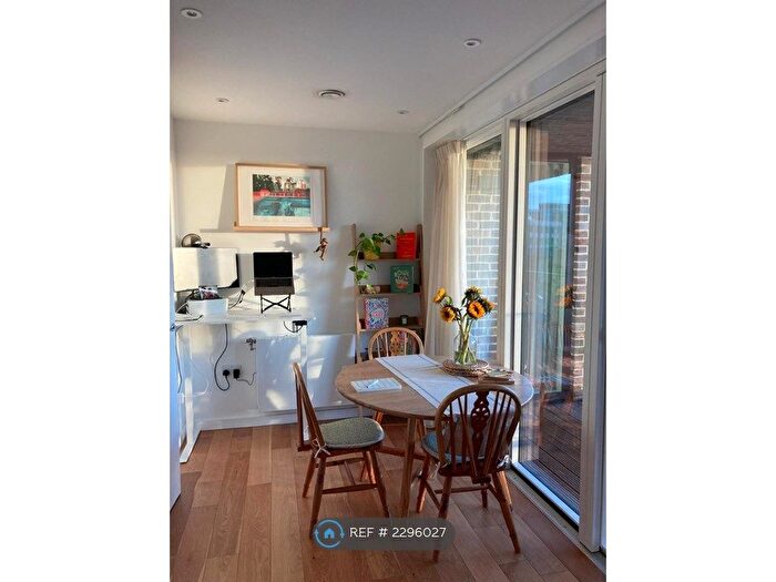 1 Bedroom Flat To Rent In Lucan Path, London, N1