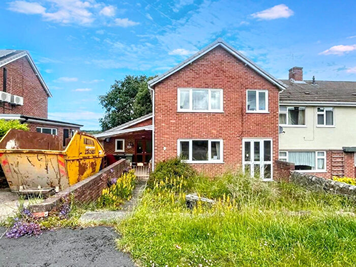 3 Bedroom Semi-Detached House For Sale In Cuttholme Road, Chesterfield, Derbyshire, S40