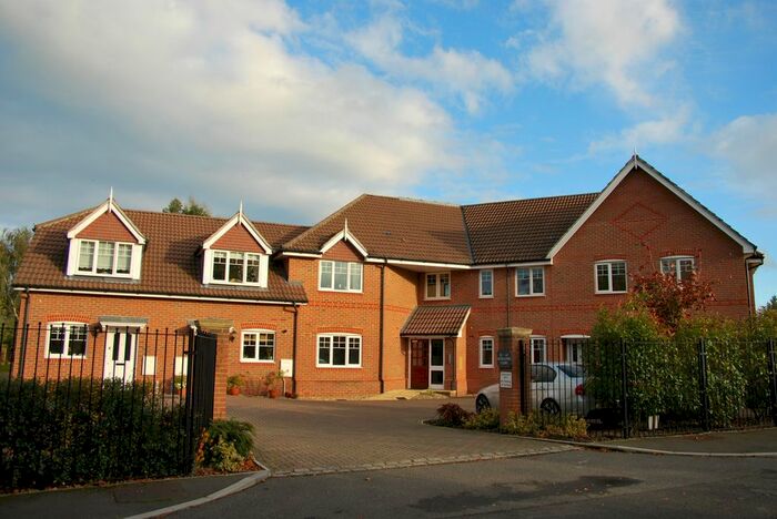 2 Bedroom Flat To Rent In Hurlands Close, Farnham, Surrey, GU9
