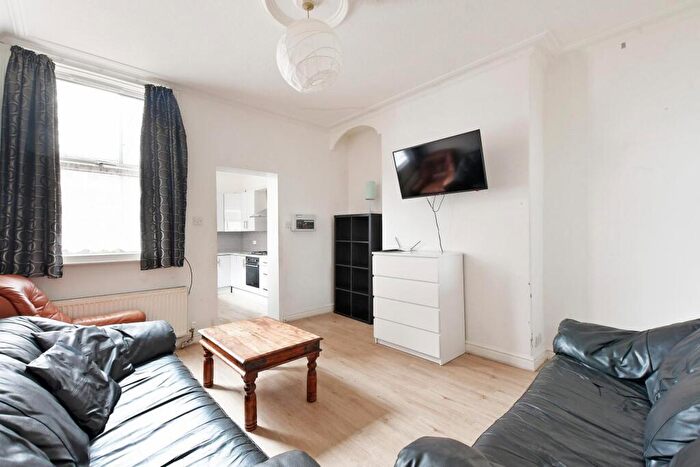 4 Bedroom House To Rent In Cowlishaw Road, Sheffield, S11