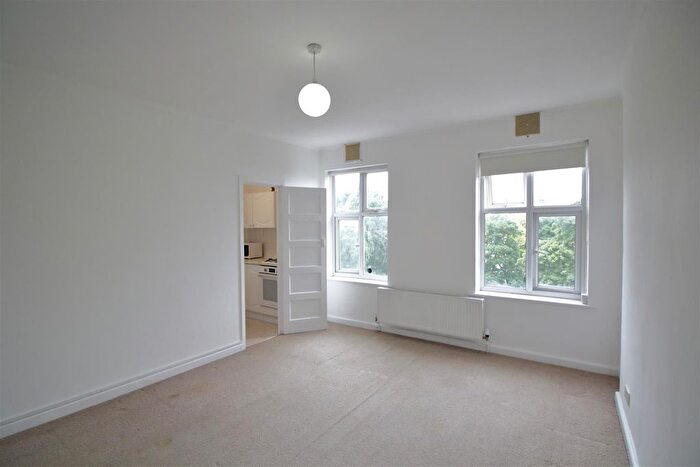 1 Bedroom Flat To Rent In Brixton Hill, London, SW2