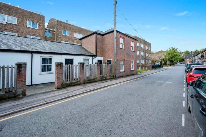 1 Bedroom Flat To Rent In Dumfries Street, Luton, Bedfordshire, LU1