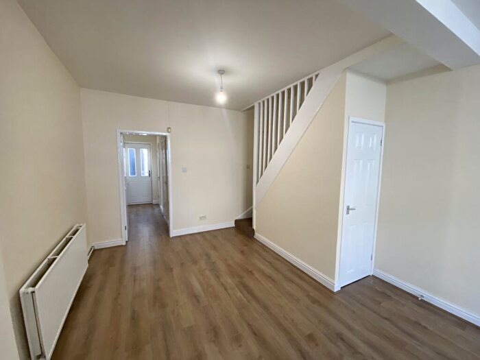 2 Bedroom Terraced House To Rent In Hawkins Street, L6