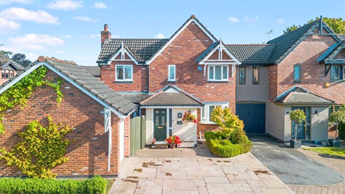 3 Bedroom Link Detached House For Sale In Deacons Close, Croft, WA3