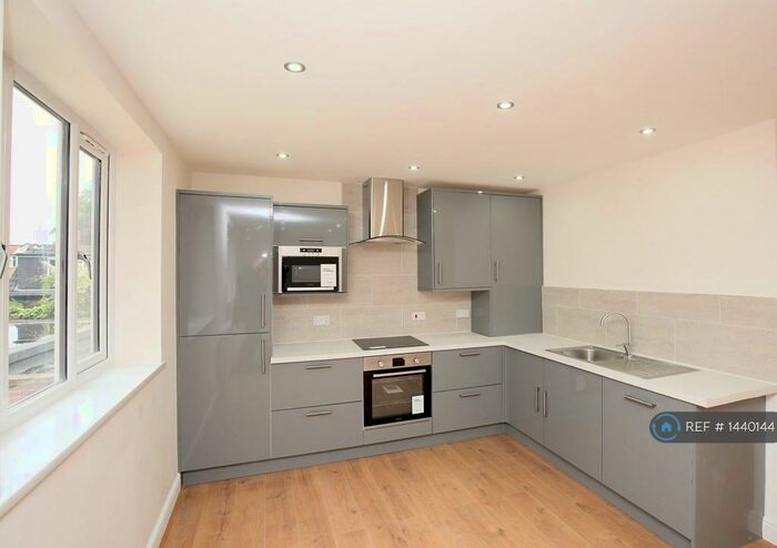 2 Bedroom Flat To Rent In Lidgett Lane, Leeds, LS17