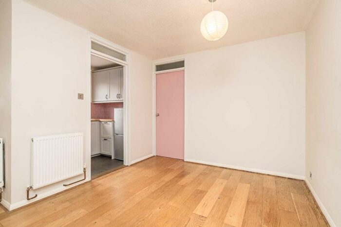 1 Bedroom Maisonette To Rent In Harvesters Close, Isleworth, TW7