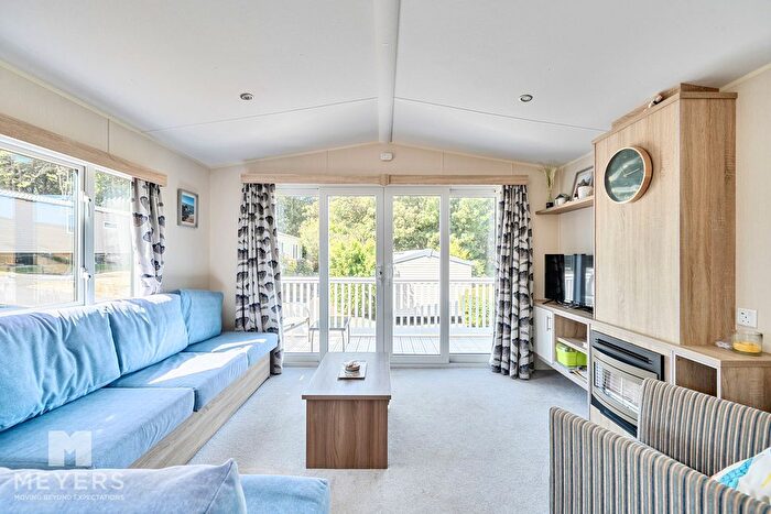 3 Bedroom Mobile/park Home For Sale In Durdle Door Holiday Park, Wareham, BH20 - Photo 2