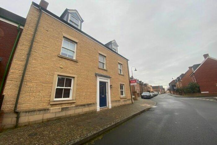 5 Bedroom Property To Rent In Ravensdale, Swindon, SN1