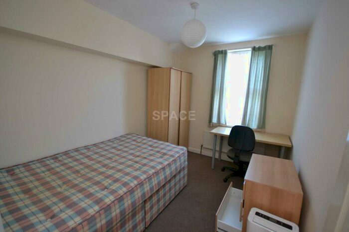 6 Bedroom Terraced House To Rent In Bishops Road, Reading, Berkshire, RG6