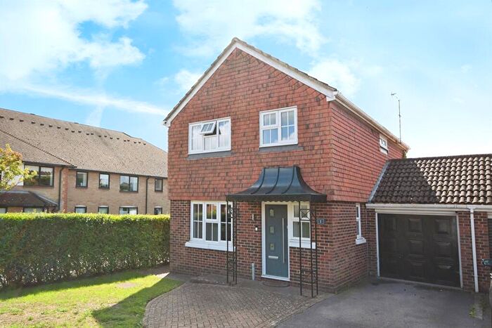 4 Bedroom Link Detached House For Sale In Porchester Road, Billericay, CM12