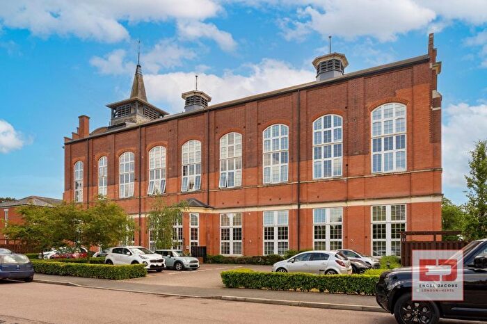 2 Bedroom Flat For Sale In Beningfield Drive, St. Albans, AL2