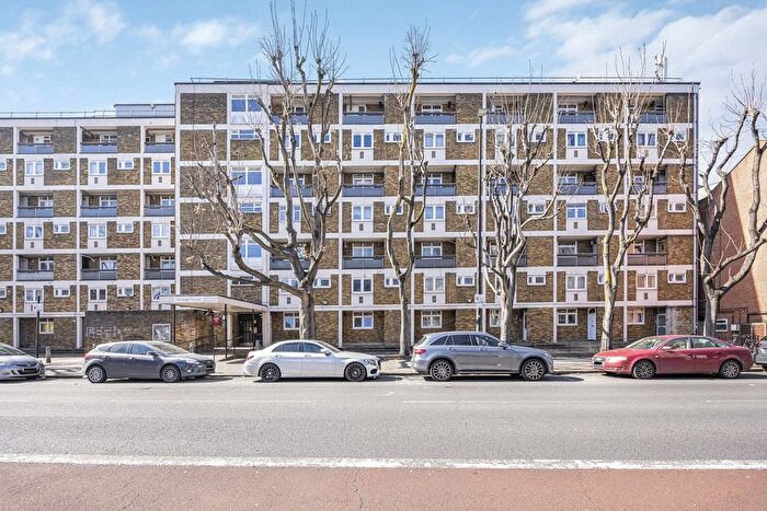 3 Bedroom Maisonette For Sale In Cambridge Heath Road, London, E1