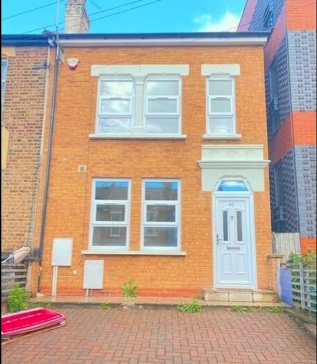 4 Bedroom Town House To Rent In Station Grove, Wembley, Greater London, HA0