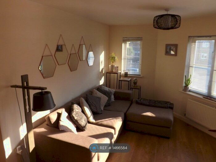 2 Bedroom Flat To Rent In Chestnut Grove, London, SE20