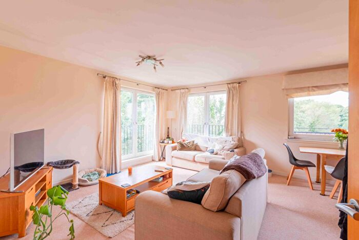 2 Bedroom Flat To Rent In New Mart Gardens, Edinburgh, EH14