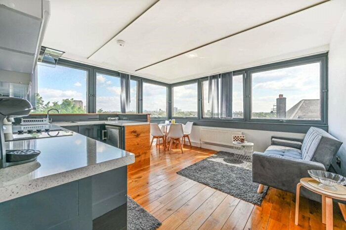 3 Bedroom Flat To Rent In Wye Street, London, SW11