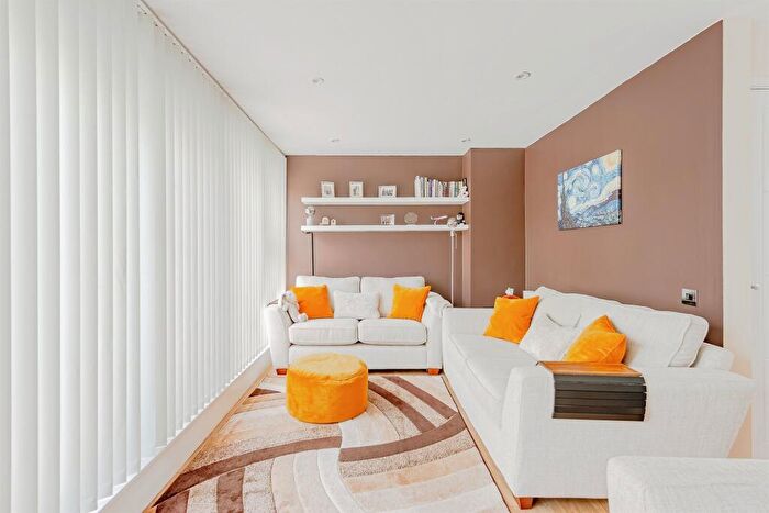 2 Bedroom Maisonette For Sale In Turnpike Place, Crawley, RH11