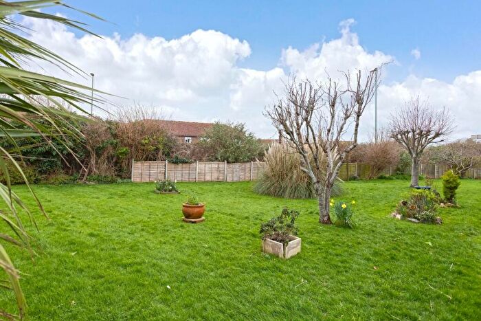 2 Bedroom Apartment For Sale In Bridge Close, Lancing, BN15