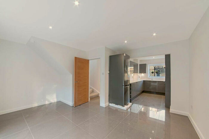 3 Bedroom Terraced House To Rent In Albert Mews, London, E14