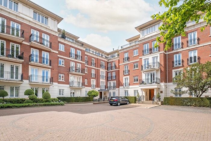 2 Bedroom Flat For Sale In Clevedon Road, Twickenham, TW1