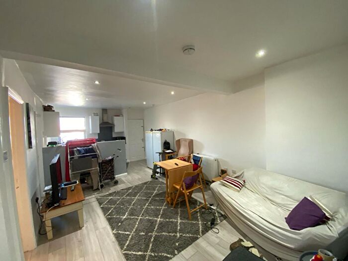 3 Bedroom Flat To Rent In Abbey Street, Nuneaton, CV11