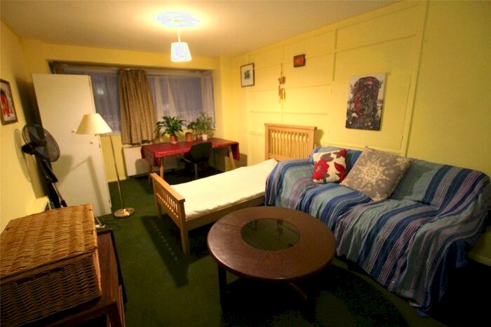 2 Bedroom Flat To Rent In The Beeches, Queenswood Gardens E11