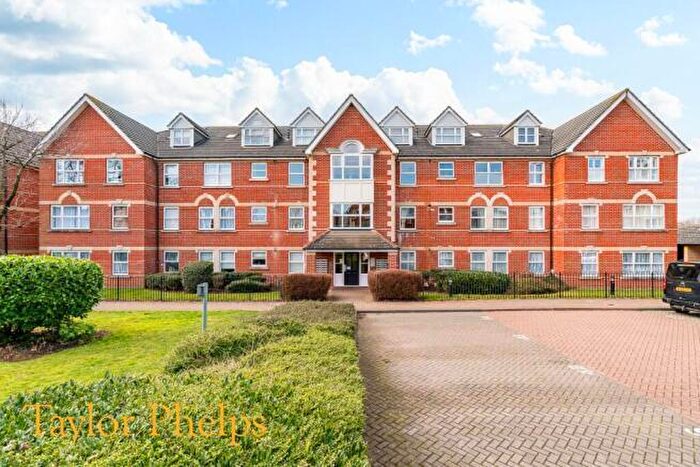 1 Bedroom Apartment To Rent In Cobham Close, Enfield, EN1
