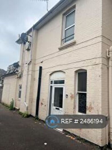 2 Bedroom Flat To Rent In Shelley House, Bournemouth, BH5