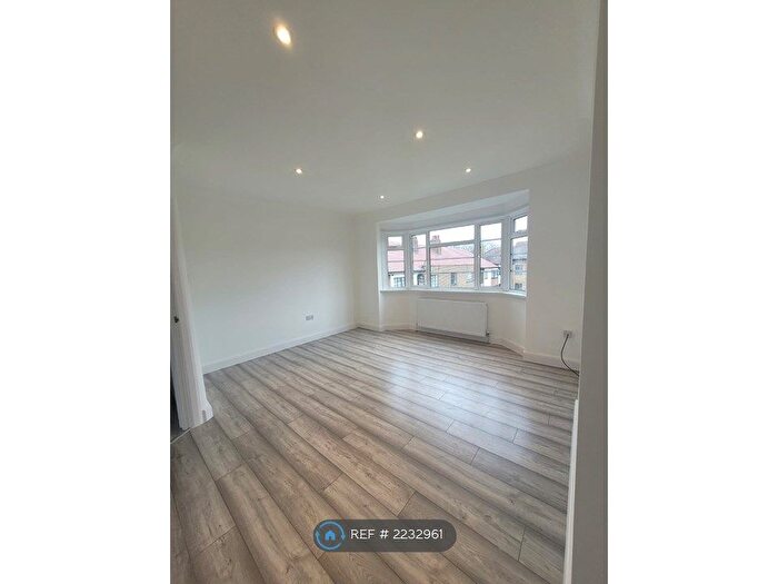 2 Bedroom Flat To Rent In Friern Park, London, N12